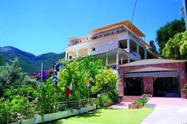 Hotel Pegasos Nikiana Bagian luar foto